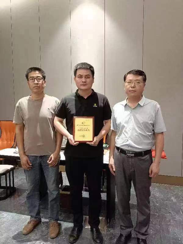 謝其志為市電力輔機協(xié)會執(zhí)行會長韓磊授牌